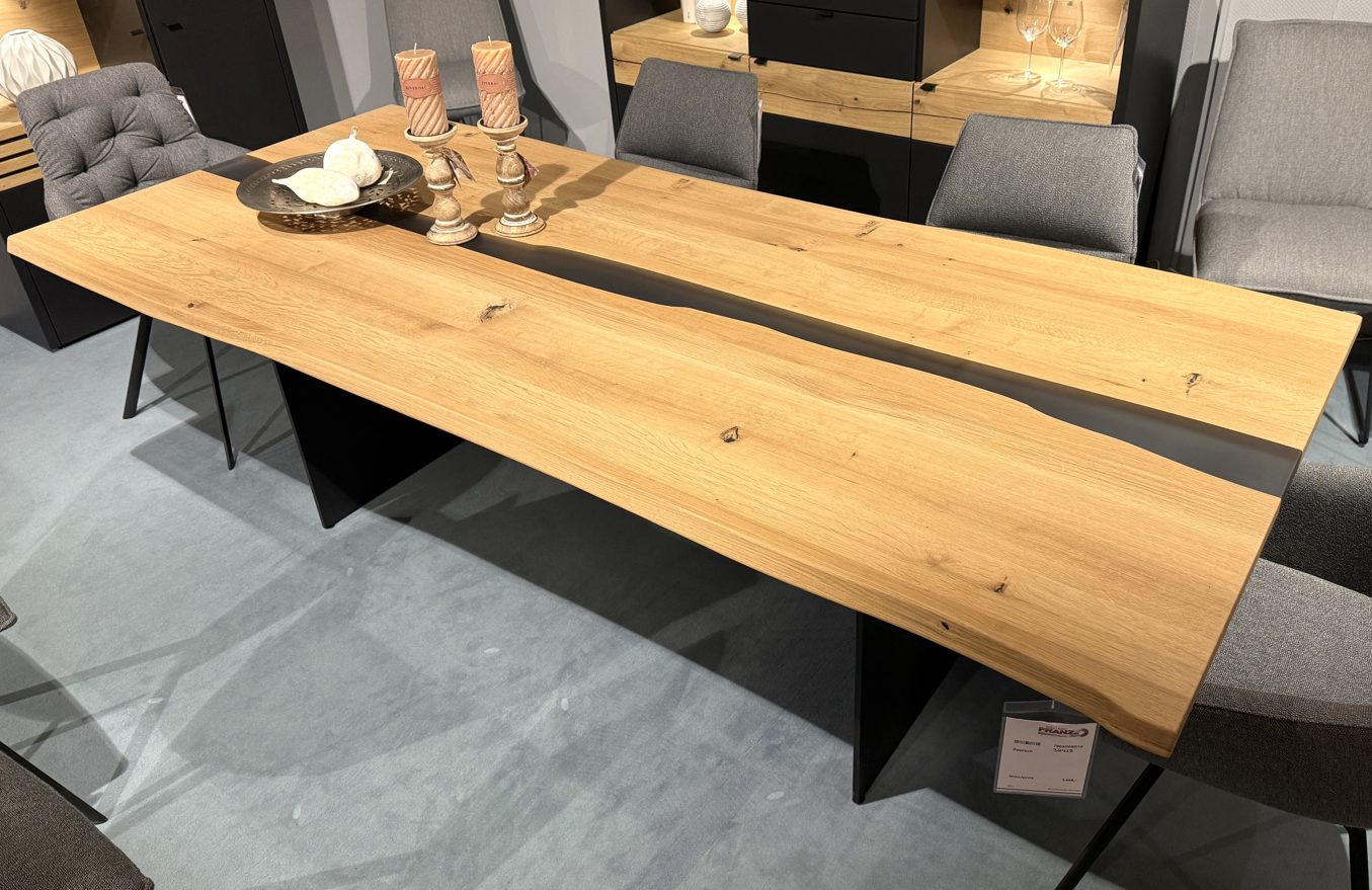 Ausstellungsstück 70035 00010 Ausstellungsstuecke-Esszimmer-Esstisch-Venjakob-aus-Holz-in-Holzfarben-Esstisch-Big-ET243-Wildeiche-hell-lackiert-mit-Harzeinlage-ca-250-x-110-cm-guenstiger.jpg
