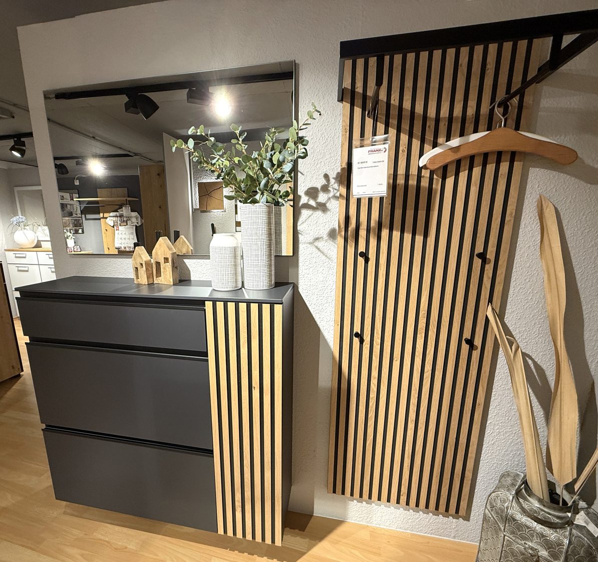 Ausstellungsstück 70043 00020 Ausstellungsstuecke-Garderoben-Garderoben-Set-Wittenbreder-einrichtungssysteme-aus-Holz-in-Anthrazit-Garderobe-Punta-anthrazitfarbener-Mattlack-und-Wildeiche-Furnier-guenstiger.jpg