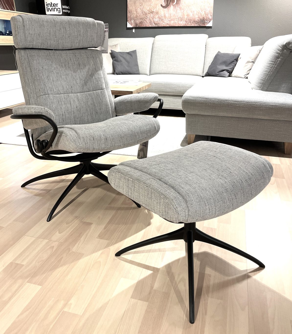 Ausstellungsstück 7006700058 Ausstellungsstuecke-Stressless-Relaxsessel-Ekornes-aus-Metall-Stoff-in-Hellgrau-Stressless-Sessel-Paris-inkl-Hocker-Bezug-Lina-lightgrey-mit-verstellbarer-Kopfstuetze-guenstiger.jpg