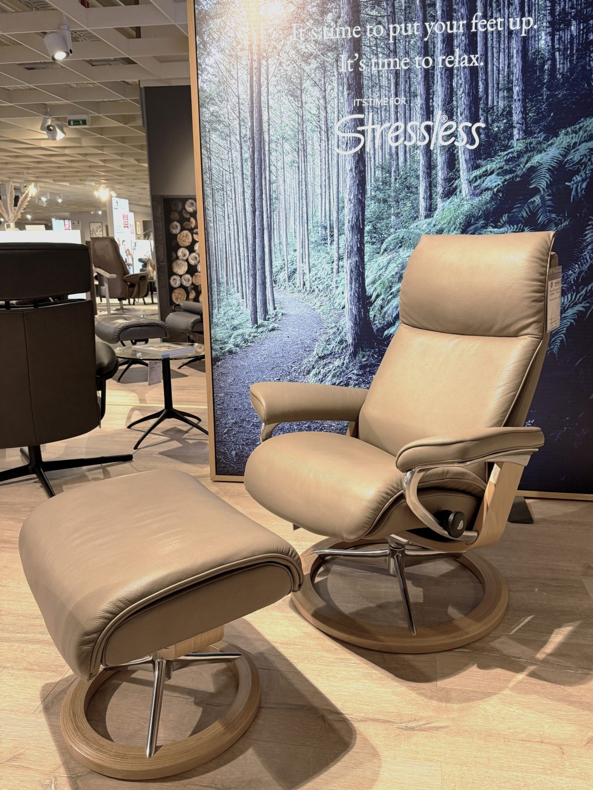 Ausstellungsstück 7006700071 Ausstellungsstuecke-Stressless-Relaxsessel-Ekornes-aus-Leder-Metall-in-Taupe-Stressless-Sessel-Aura-inkl-Hocker-Groesse-Small-Leder-Cori-Mole-Holzfarbe-Eiche-guenstiger.jpg