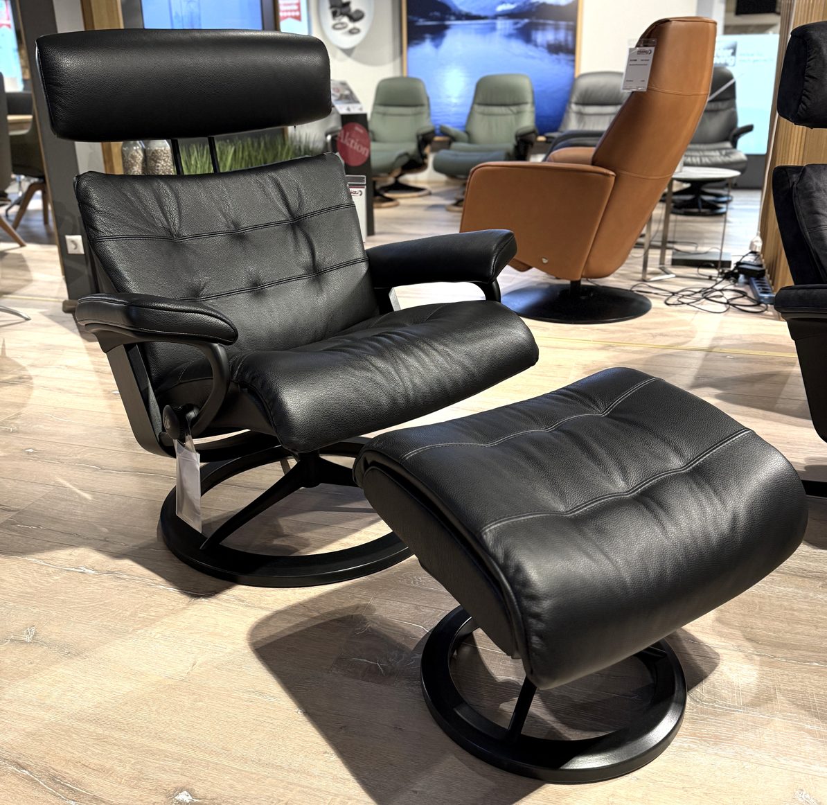 Ausstellungsstück 7006700078 Relaxsessel-Ekornes-aus-Leder-Metall-in-Schwarz-Stressless-Sessel-Erik-inkl-Hocker-Leder-Cori-black-Groesse-large-guenstiger.jpg