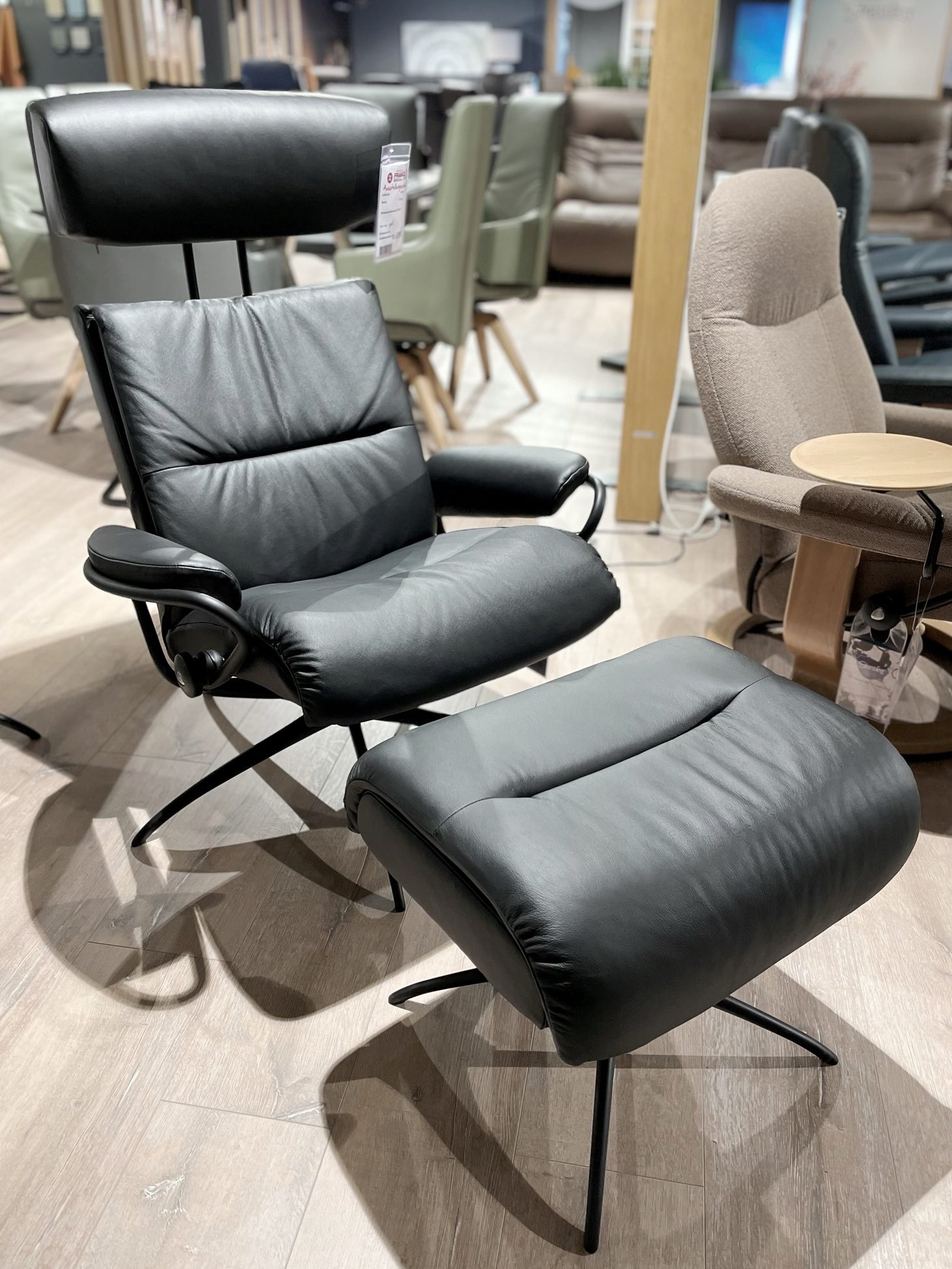 Ausstellungsstück 7006700084 Ausstellungsstuecke-Stressless-Relaxsessel-Ekornes-aus-Leder-Metall-in-Schwarz-Stressless-Tokyo-mit-Star-Gestell-schwarz-Leder-Paloma-black-mit-verstellbarer-Kopfstuetze-guenstiger.jpg