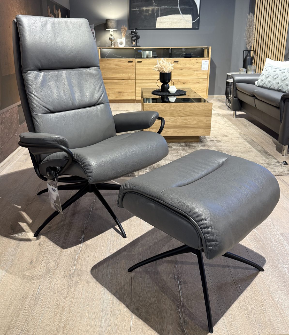 Ausstellungsstück 7006700105 Ausstellungsstuecke-Stressless-Relaxsessel-Ekornes-aus-Leder-Metall-in-Dunkelgrau-Stressless-Sessel-Tokyo-inkl-Hocker-Leder-Cori-grey-hoher-Ruecken-guenstiger.jpg