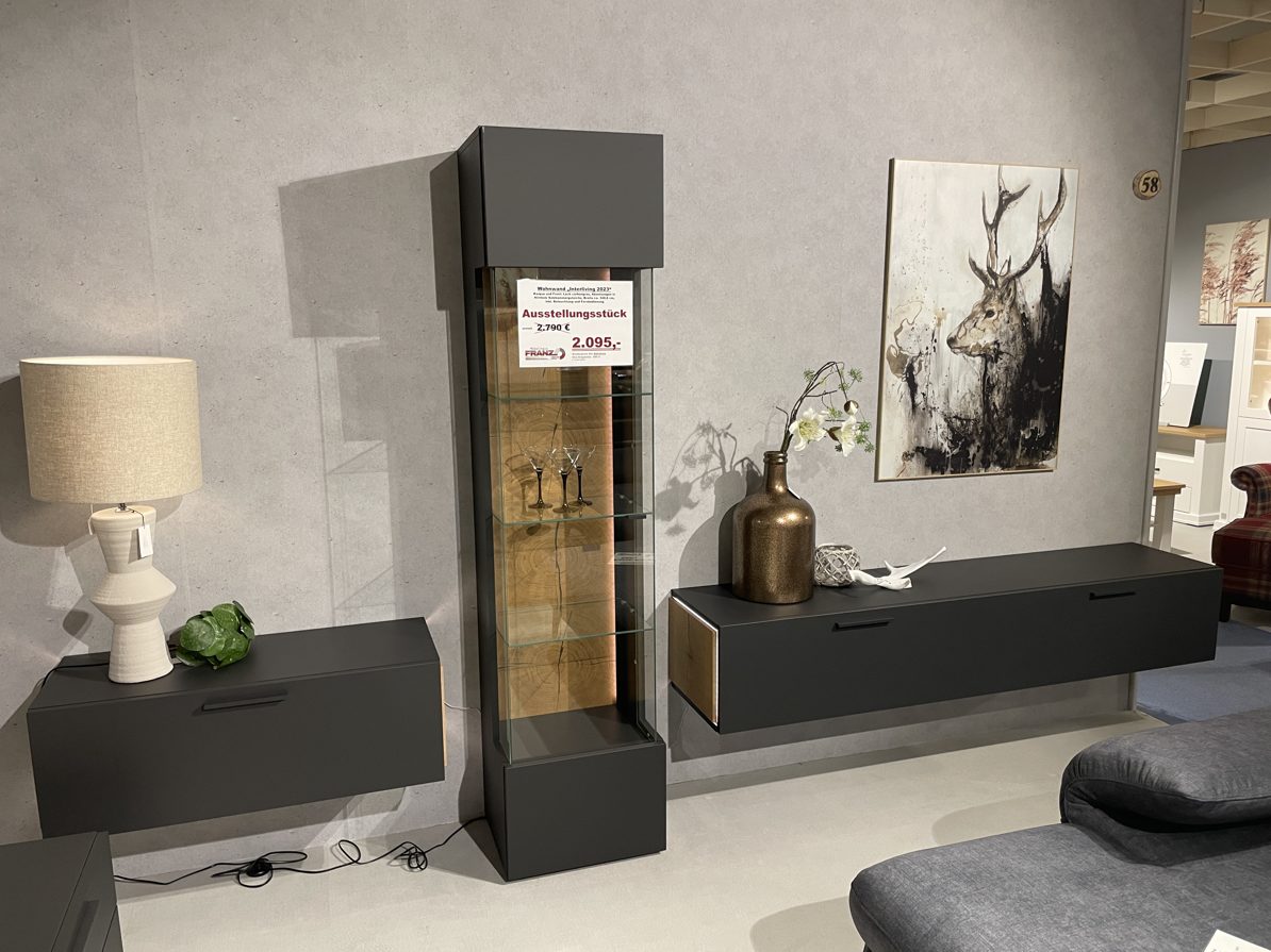 Ausstellungsstück 70182 00000 Ausstellungsstuecke-Wohnwaende-Wohnwand-Interliving-aus-Furnier-in-Anthrazit-Holzfarben-Wohnwand-Interliving-2023-Lack-carbongrau-und-Salzkammergut-Alteiche-natur-gebuerstet-Breite-ca-349-cm-guenstiger.jpg
