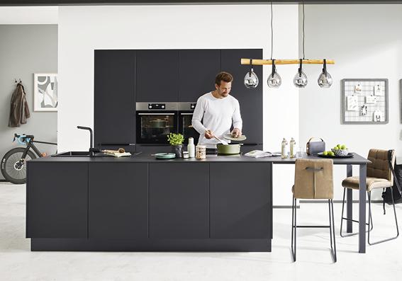 Nolte Interliving Serie 3057, Programm 3340, Hochschrankelement und Insel mit Ansetztisch in Schwarz Softmatt, AEG.jpg