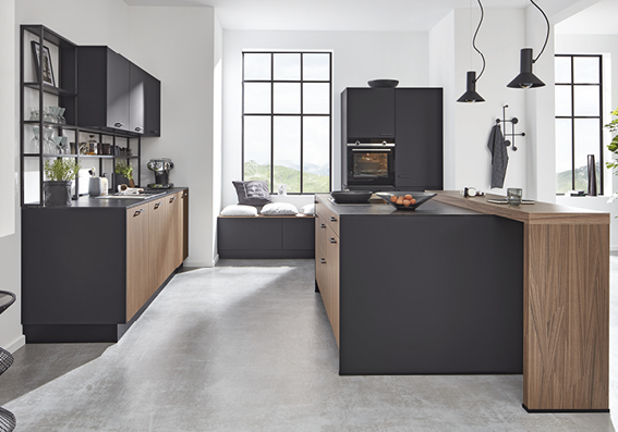 Schüller Ava PG3, WERT Küche, 3-teilig, Zeile und Insel in Akoni Wood NB, kombiniert mit Onyxschwarz matt und Hochschrankelement mit Bank in Onyxschwarz matt, Siemens.jpg
