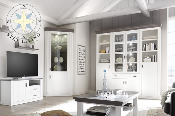 Sylt Living Wohnwand weiß Kranz grau TV Unterteil Eckvitrine Buffetschrank Vitrinenschrank Vitrine Couchtisch maritim Landhaus.jpg