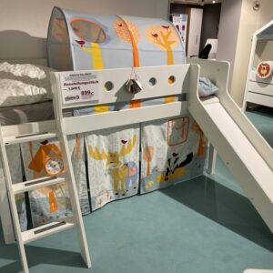 Halbhohes Bett mit Schrägleiter und Rutsche