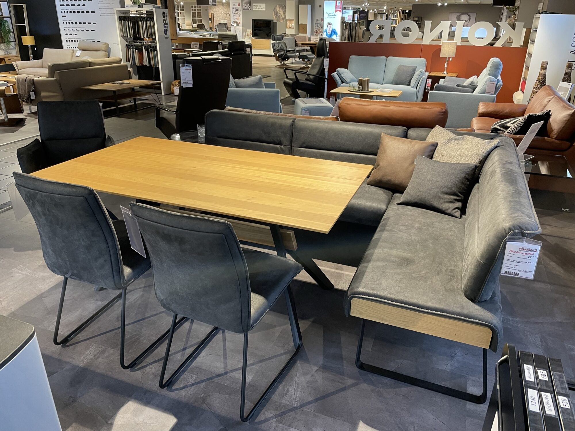 Interliving Esszimmer Serie 5502 – Eckbank, Esstisch und drei Stühle