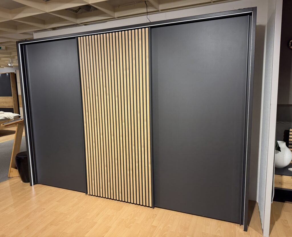 Schwebetürenschrank Denver Dekor graphit mit Mitteltür Lamellen in Bianco Eiche Nachbildung