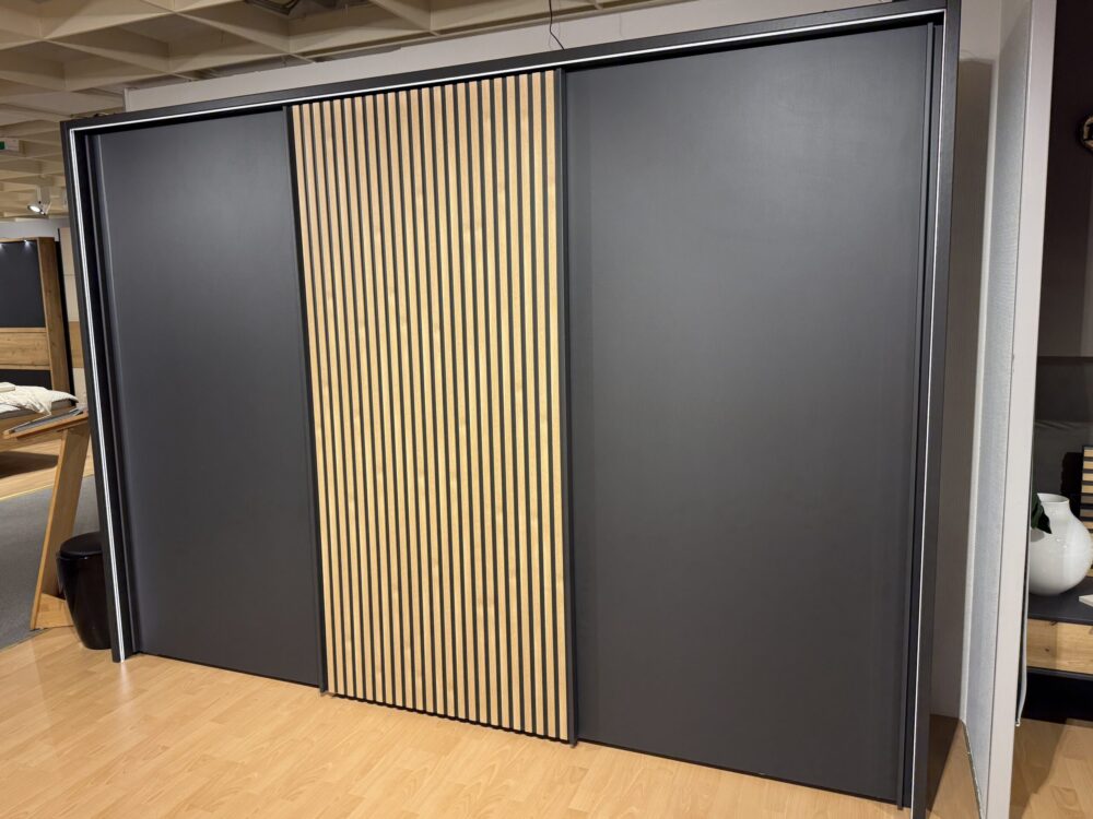 Schwebetürenschrank Denver Dekor graphit mit Mitteltür Lamellen in Bianco Eiche Nachbildung
