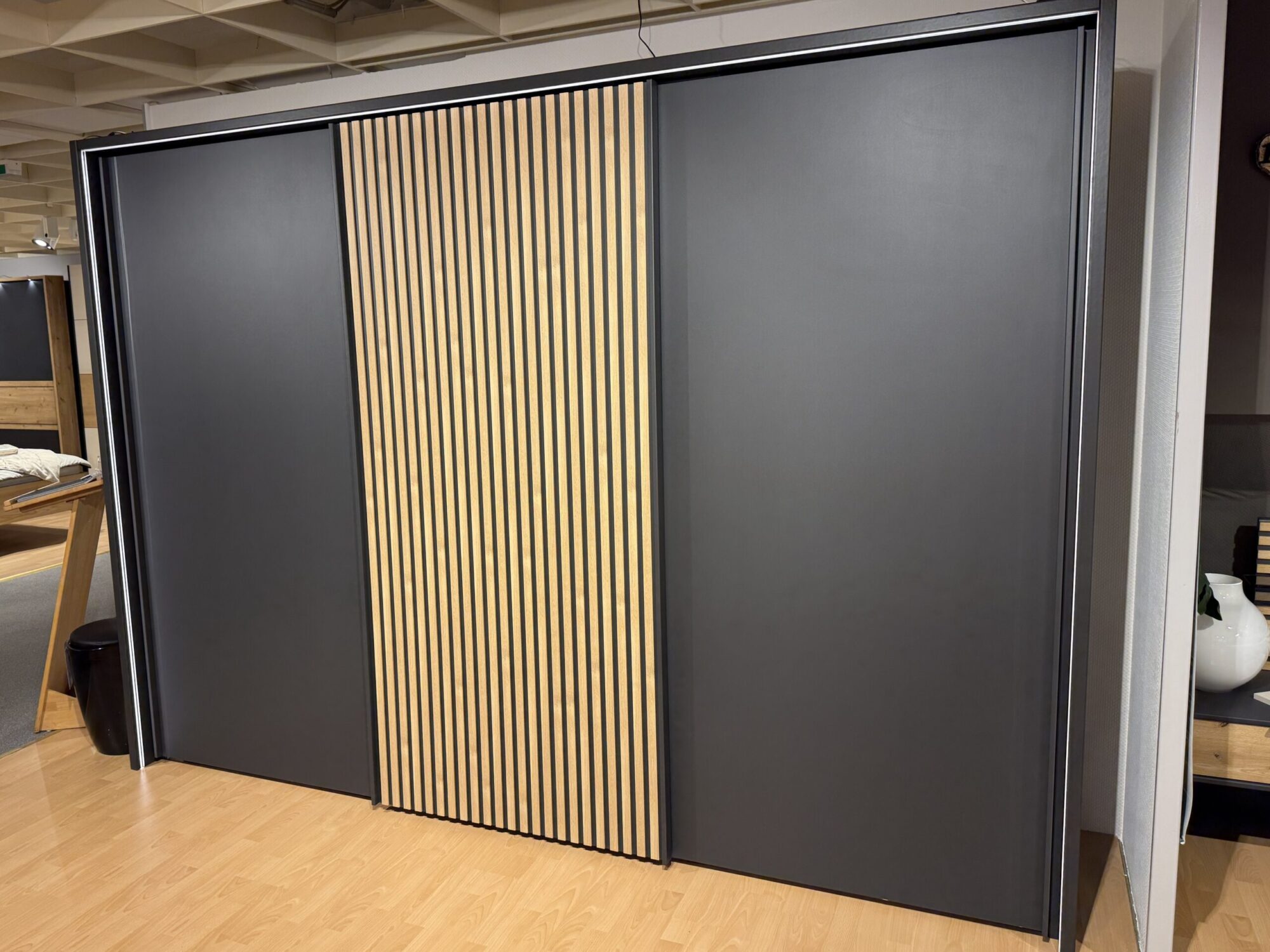 Schwebetürenschrank Denver Dekor graphit mit Mitteltür Lamellen in Bianco Eiche Nachbildung