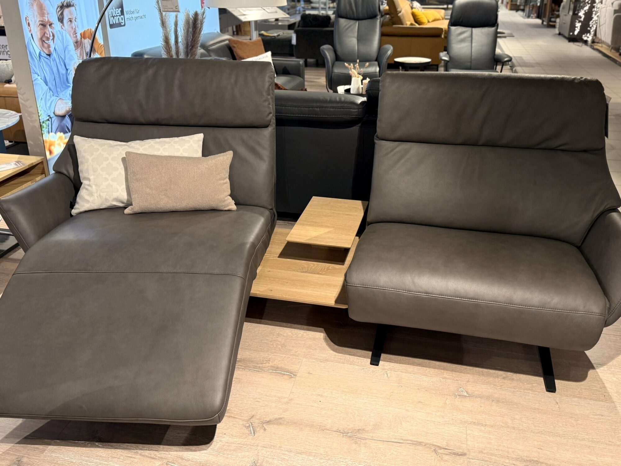 Interliving Sofa Serie 4230 – Trapezsofa mit elektrischer Fuß- und Rückenverstellung