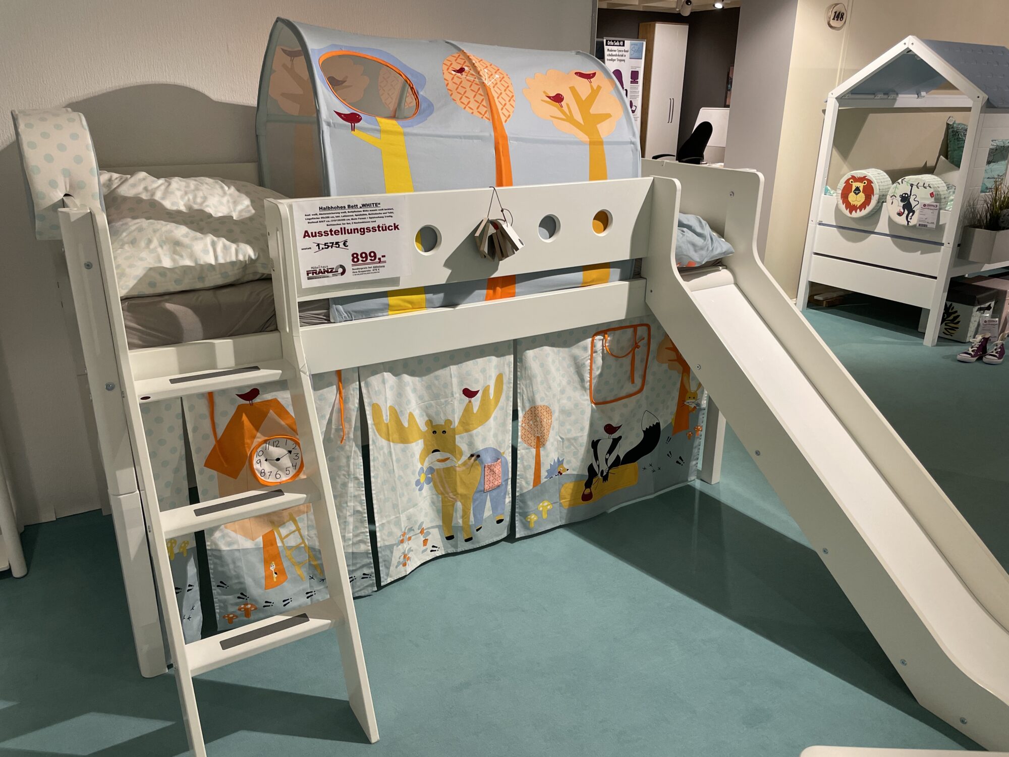 Halbhohes Bett mit Schrägleiter und Rutsche