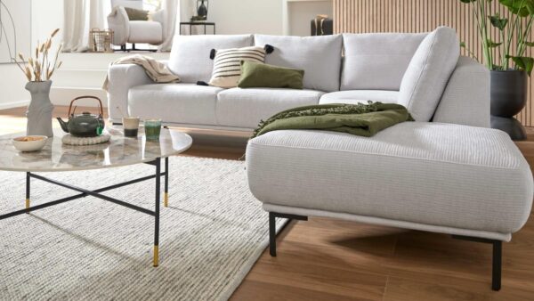 Interliving Ecksofa aus Stoff Silber schwarze Metallfuesse