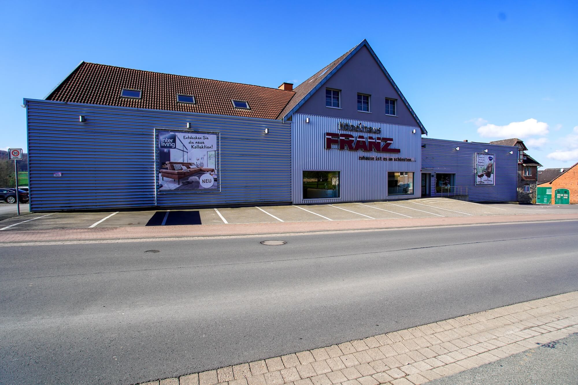 Moebelhaus Franz Aussenansicht Parkplatz