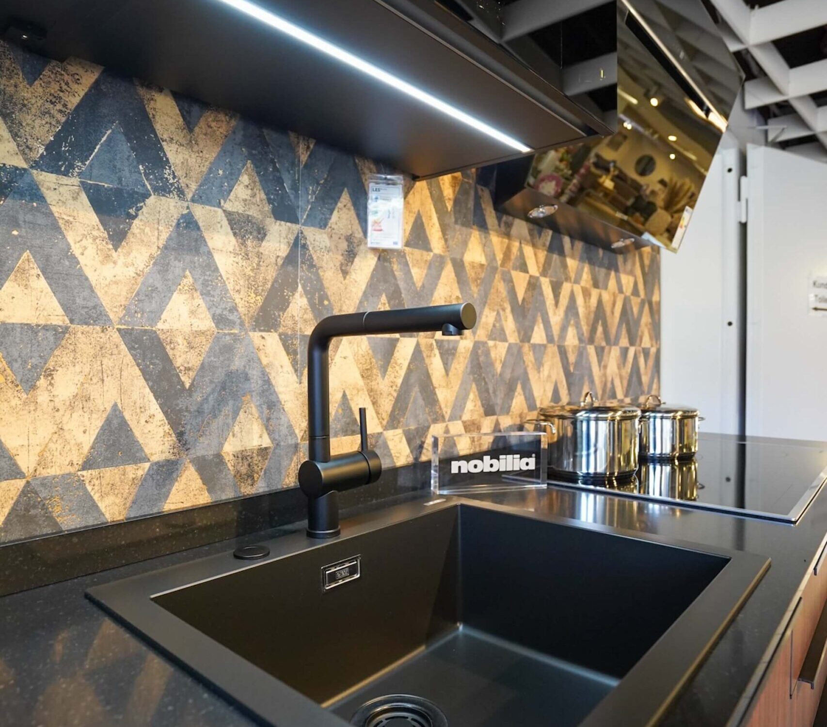 Nobilia Riva moderne Küchenzeile mit schwarzer Einbauspüle