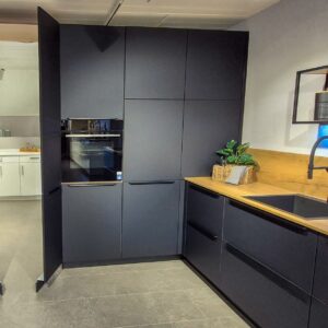 Nobilia Easytouch Küche Schwarz mit Durchgangstüren