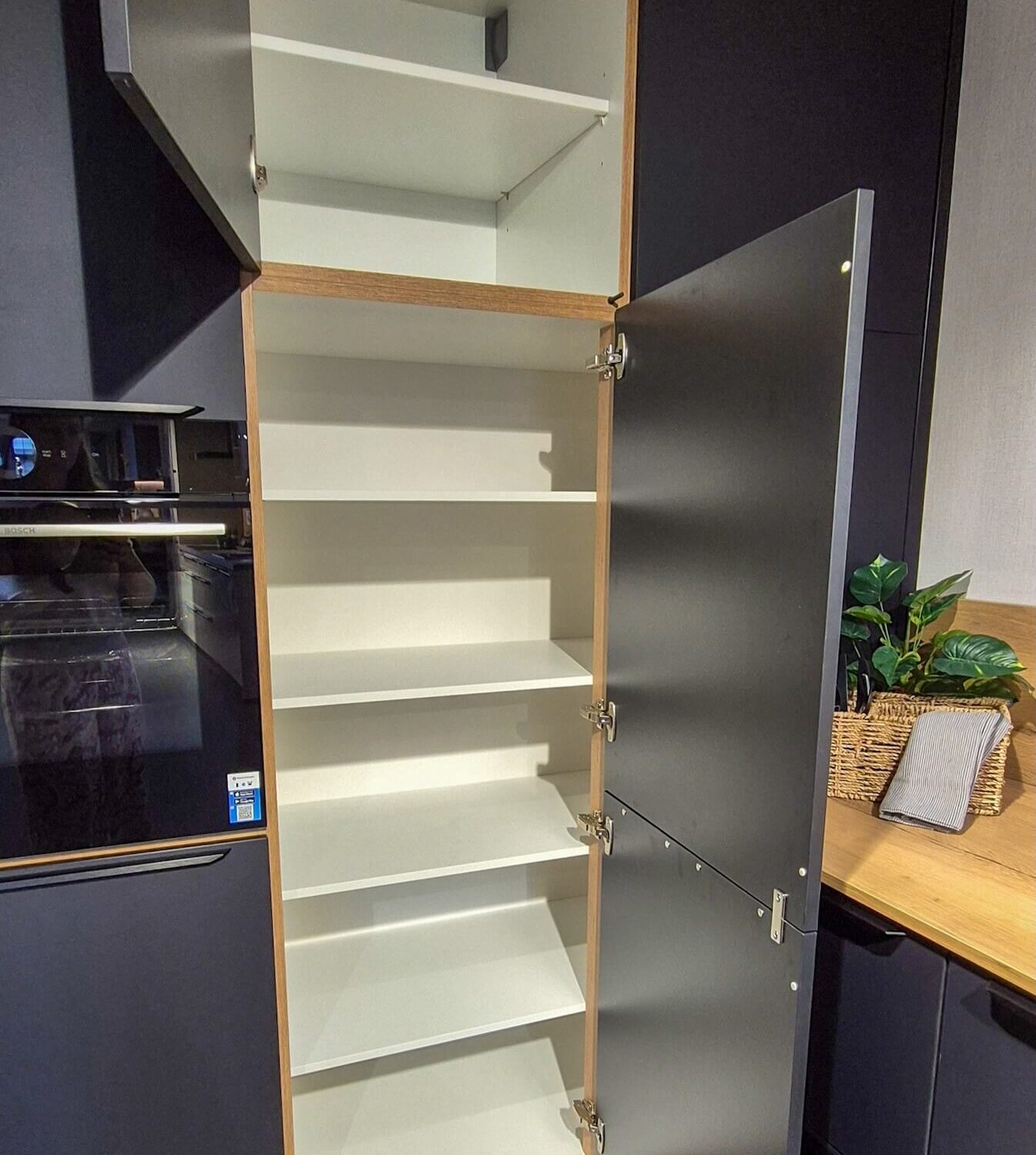 Nobilia Easytouch Küche Schwarz mit viel Stauraum