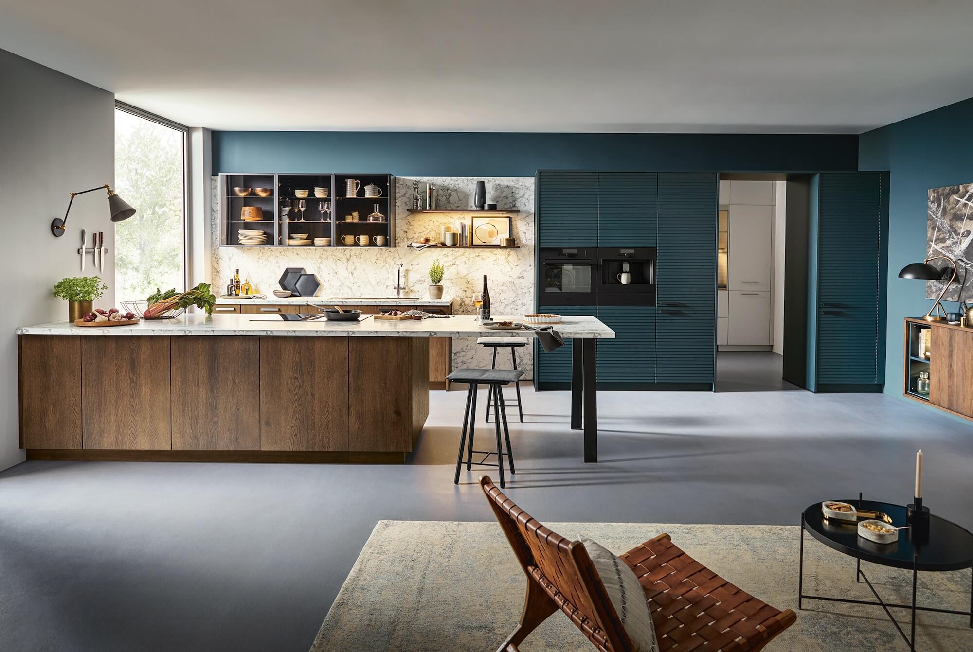 Schüller-Design-Inselkueche-Marmoroptik