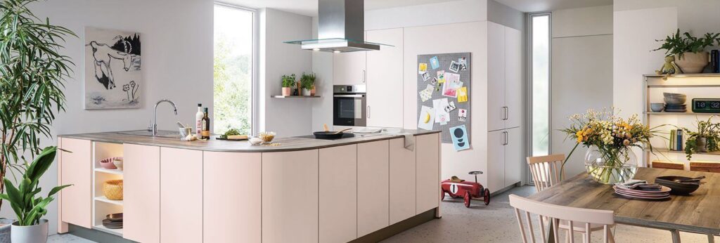 Schüller moderne L-Küche Hellrosa