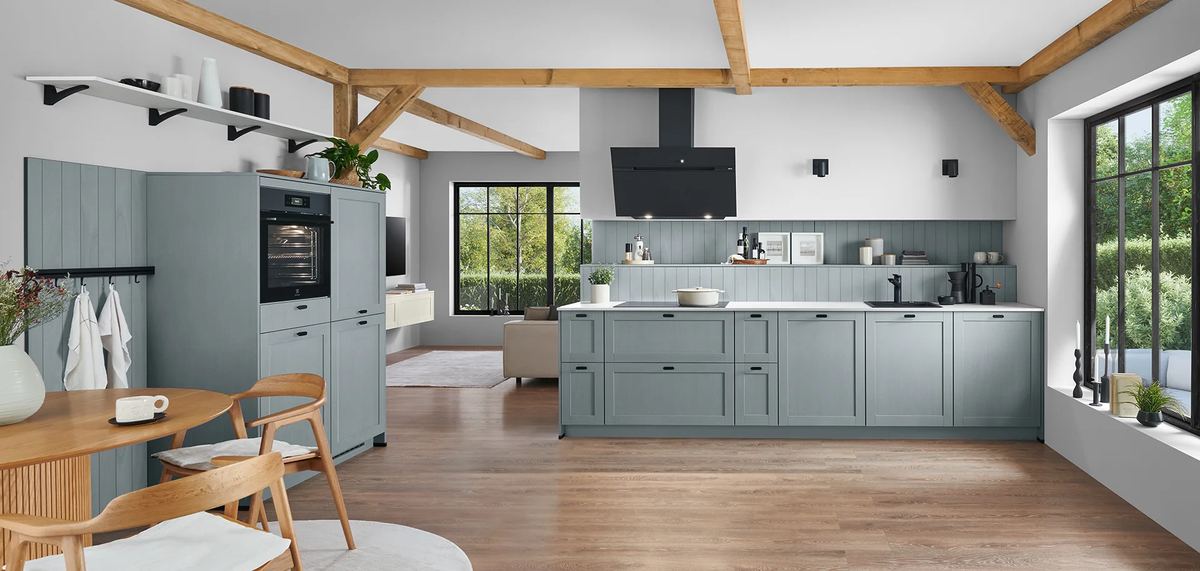 Landhausküchen: Nobilia Landhausküche mit Rahmenfronten in Steinblau und Holzbalken an der Decke