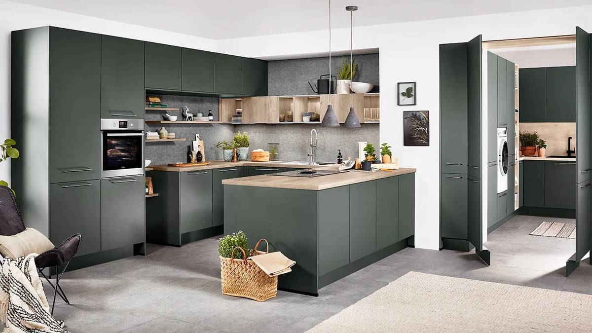 Nobilia Küche mit Halbinsel in Mineralgrün ultramatt und offenen Holzregalen