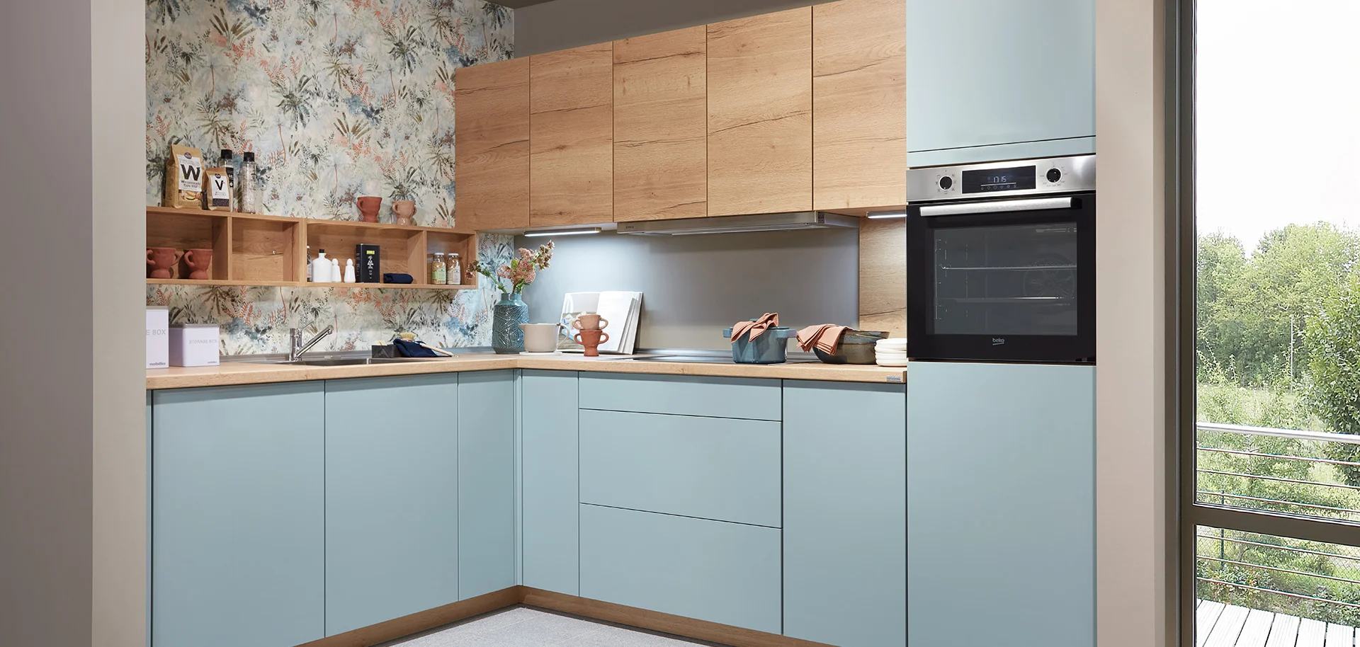 Nobilia Moderne L-Küche Aqua mit Oberschränken in Eiche und Hochschrank mit Backofen