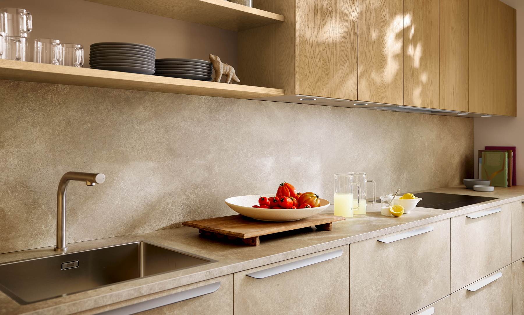 Nolte Küchenzeile mit durchgehender Nischenverkleidung und Arbeitsplatte in Sandstein Creme