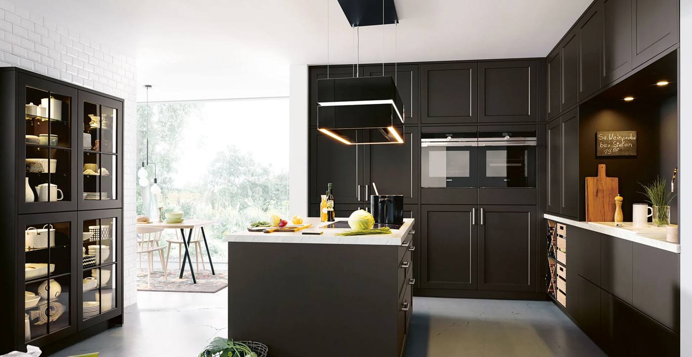 Schüller Landhaus Inselküche in Schwarz mit Deckenhaube und Hochschränken